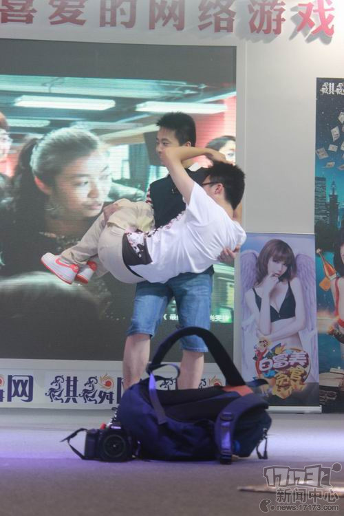 cj现场活动体验男男公主抱