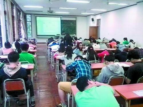 大学生课间多睡觉玩手机 教室比上课时安静图片
