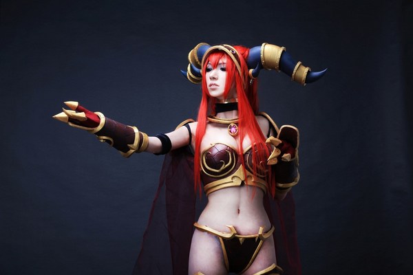 国服玩家作品性感而唯美的红龙女王cosplay