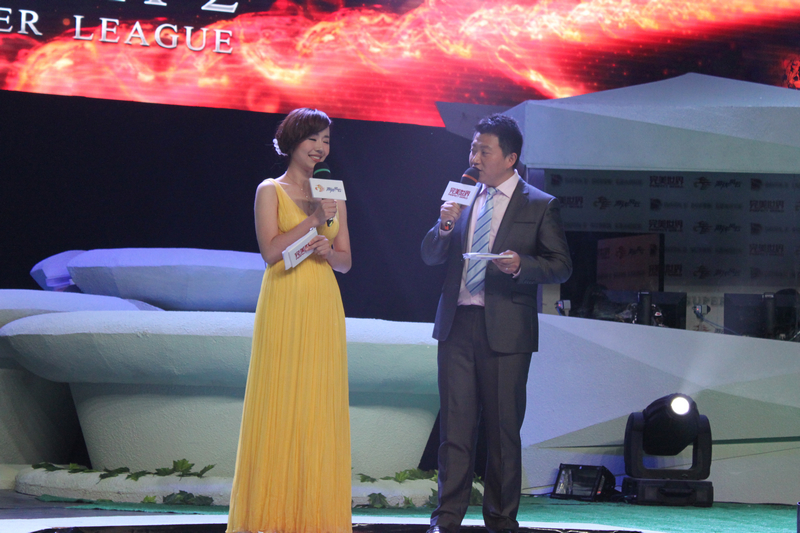 dsl揭幕战旗飞扬赵洁现场甜蜜助威xiao8