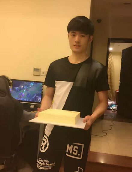 omg灵药生日 omg基地为灵药庆生照片曝光